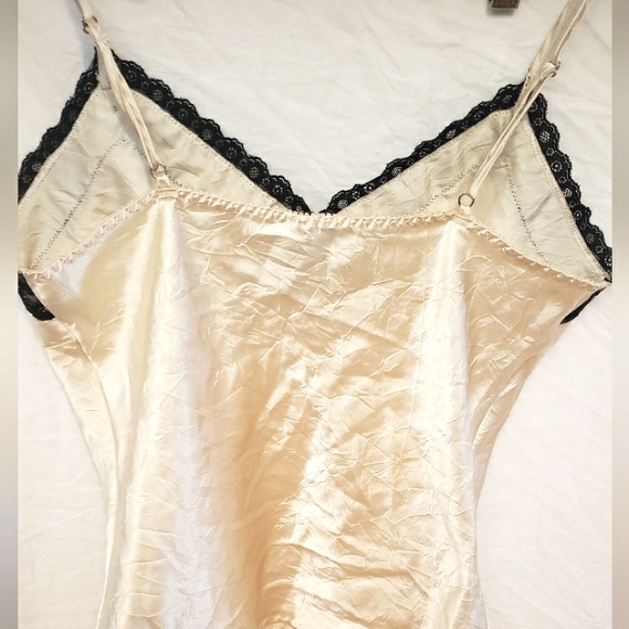 Premiere Collection Cream Camisole with Black Lace - Picture 2 of 3